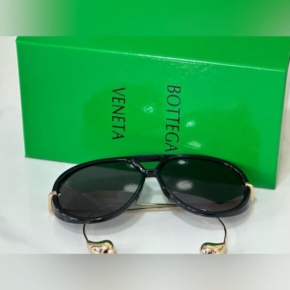 Golden Aviator Sunglasses for a Polished Look - Picture 4 of 5